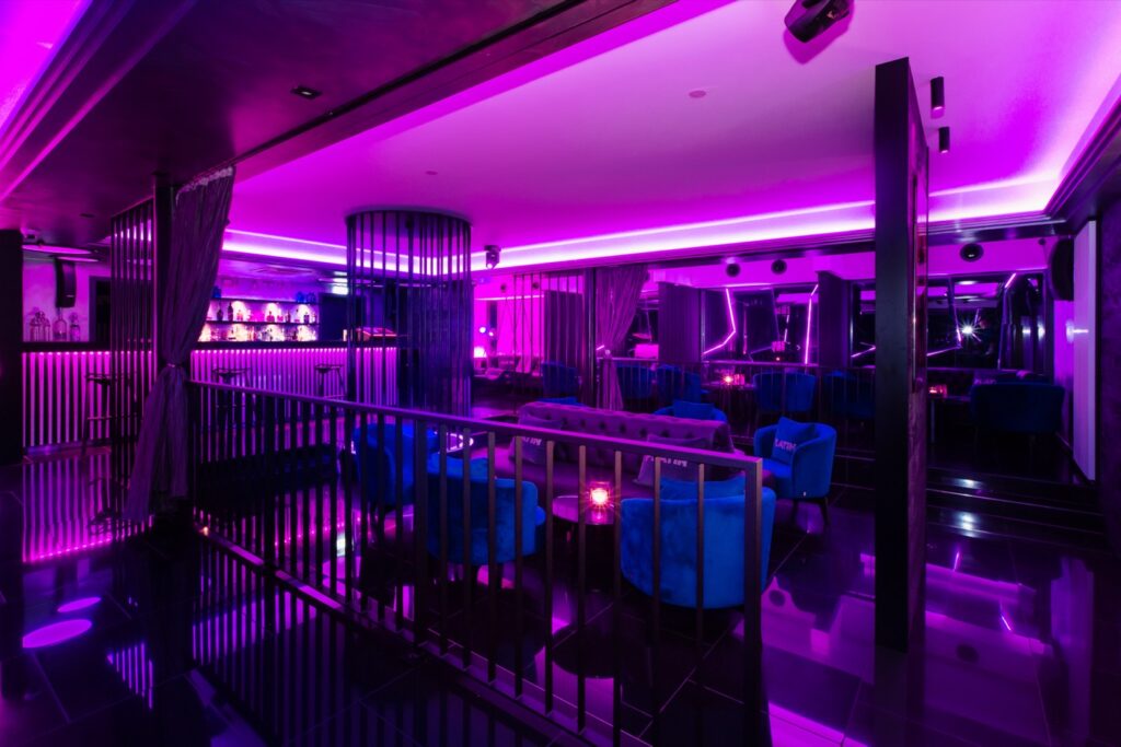 Nightclub mit Lounge-Sesseln