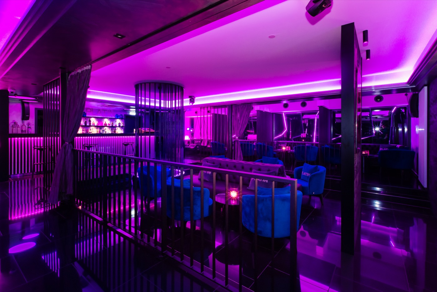 Nightclub mit Lounge-Sesseln