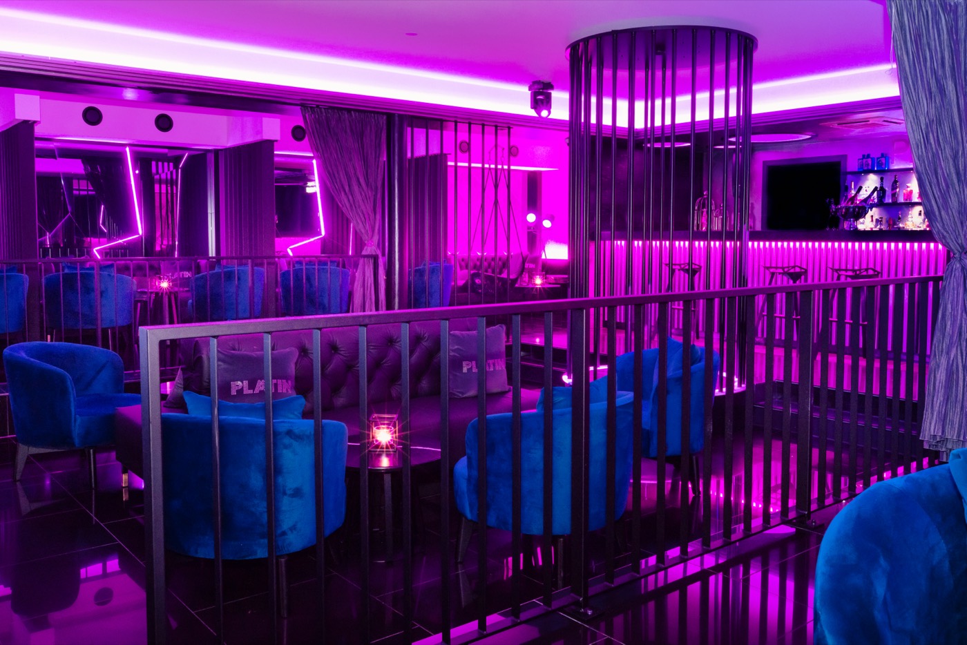 Nightclub mit Sitzgruppen