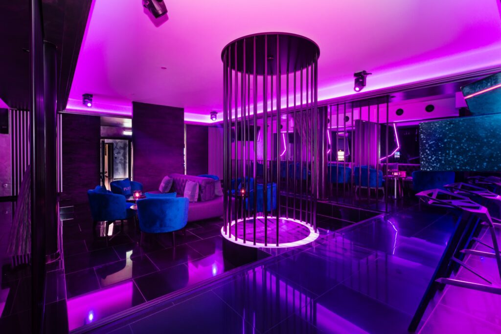 Bühne mit Stange im Nightclub des PLATIN
