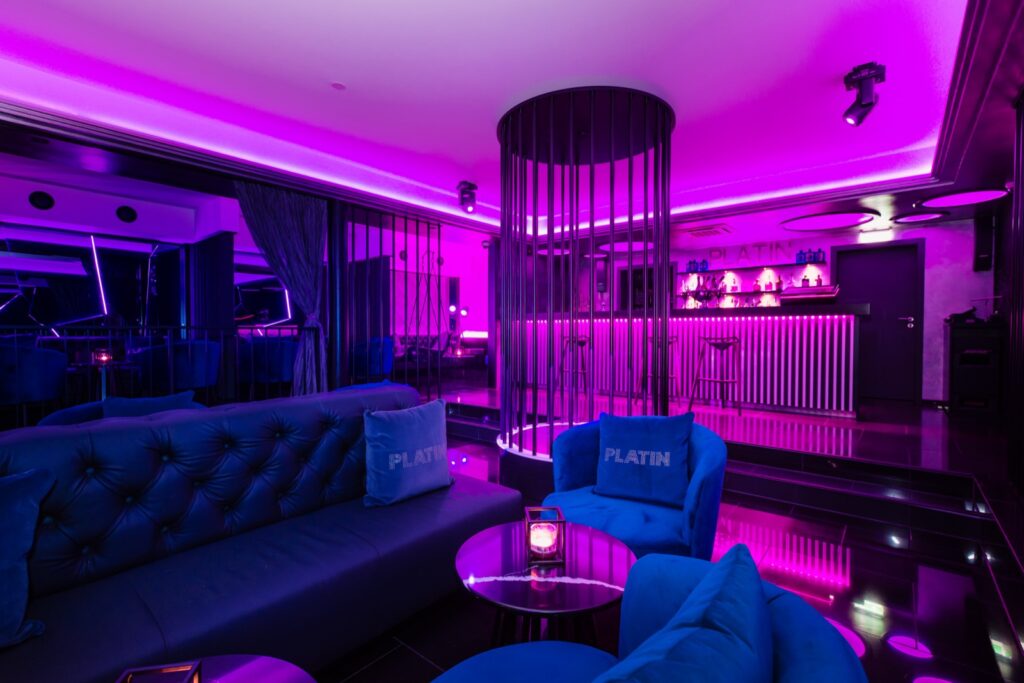 Sitzbereich der PLATIN Lounge